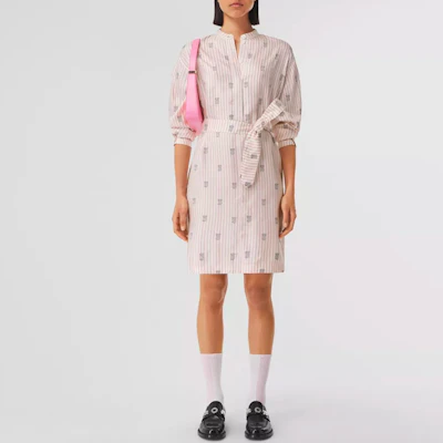 (W) 버버리 SS22 로고 프린트 벨티드 반소매 원피스 여성용 라이트 핑크. 80506351 Lookbook (W) 버버리 SS22 로고 프린트 벨티드 반소매 원피스 여성용 라이트 핑크. 80506351