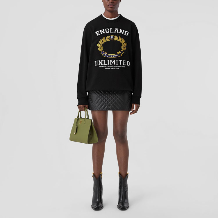 Lookbook (W) Burberry SS23 Sudadera Negra con Cuello Redondo y Estampado de Letras. 80650611