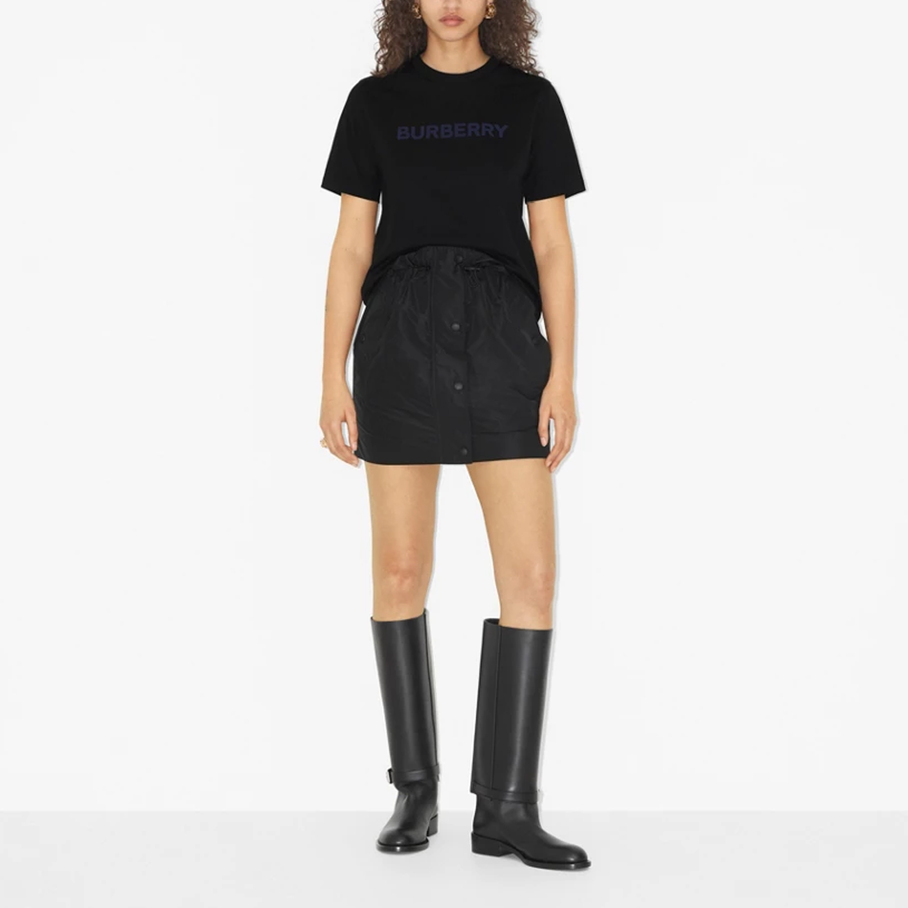 Lookbook (Women) Burberry SS23  Black T-Shirt with Letter Logo Print and Crew Neck. 80709741