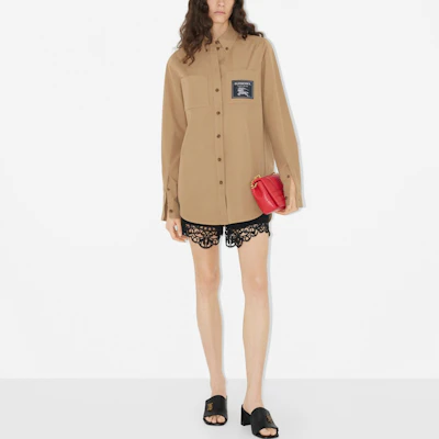 (W) バーバリー SS23 キャメル ロゴパッチ付き長袖シャツ ポイントカラー仕様 80657761 Lookbook (W) バーバリー SS23 キャメル ロゴパッチ付き長袖シャツ ポイントカラー仕様 80657761