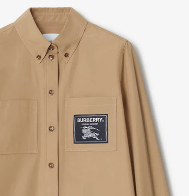 (W) バーバリー SS23 キャメル ロゴパッチ付き長袖シャツ ポイントカラー仕様 80657761 Sizing (W) バーバリー SS23 キャメル ロゴパッチ付き長袖シャツ ポイントカラー仕様 80657761