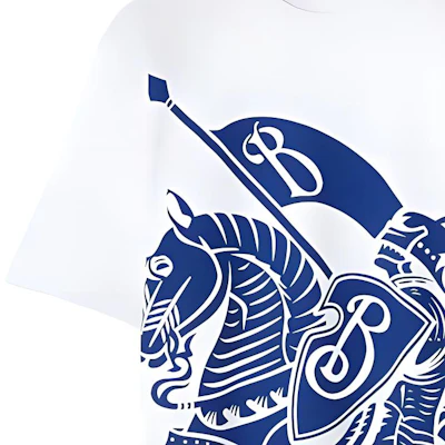 (W) Burberry SS23 Kaos Putih Crewneck Equestrian Knight Print. 80776681 Sizing (W) Burberry SS23 Kaos Putih Crewneck Equestrian Knight Print. 80776681