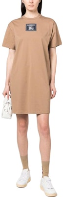 (W) バーバリー SS23 ロゴプリント ブラウン クルーネック 半袖ドレス 80700001 Lookbook (W) バーバリー SS23 ロゴプリント ブラウン クルーネック 半袖ドレス 80700001