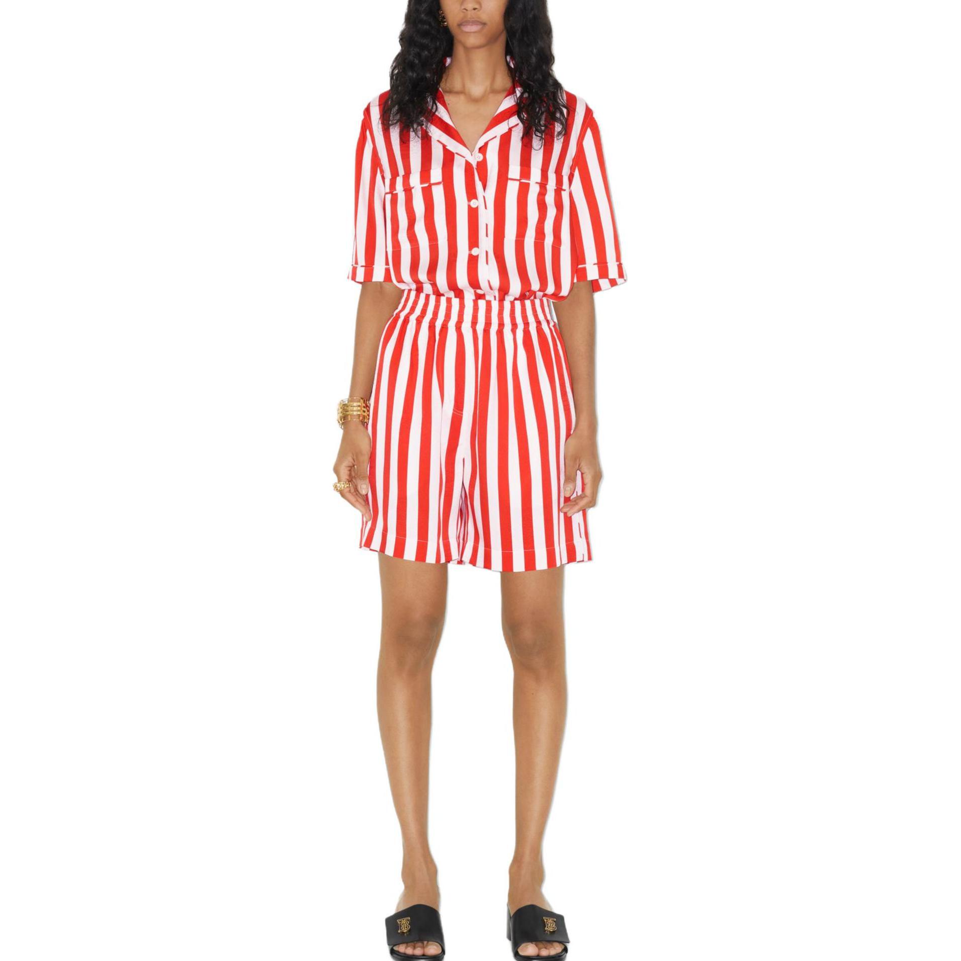 Lookbook (W) 버버리 SS23 레드 이퀘스트리안 나이트 로고 스트라이프 반바지. 80712001