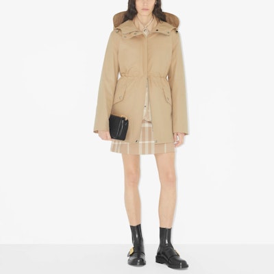 (W) Abrigo Burberry SS23 Capucha Cinturón Largo Medio Beige Suave. 80659561 Lookbook (W) Abrigo Burberry SS23 Capucha Cinturón Largo Medio Beige Suave. 80659561