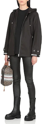 (W) 버버리 SS23 블랙 레터 로고 후드 집업 자켓 8027503 Shop (W) 버버리 SS23 블랙 레터 로고 후드 집업 자켓 8027503