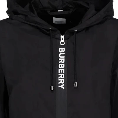 (W) 버버리 SS23 블랙 레터 로고 후드 집업 자켓 8027503 Sizing (W) 버버리 SS23 블랙 레터 로고 후드 집업 자켓 8027503