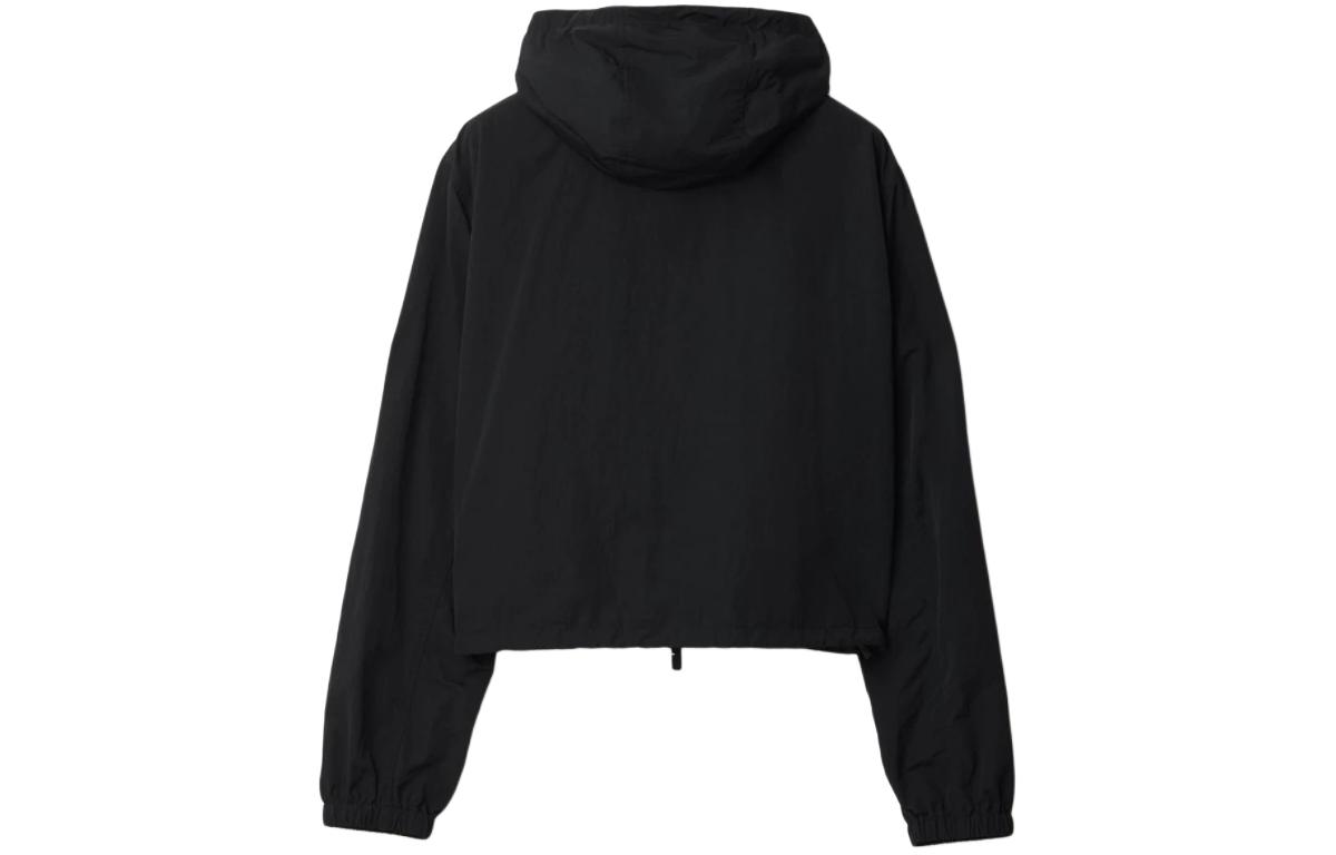 Lookbook (W) Burberry SS24 Chaqueta Hoodie Negra con Logo Bordado y Cierre. 80850521