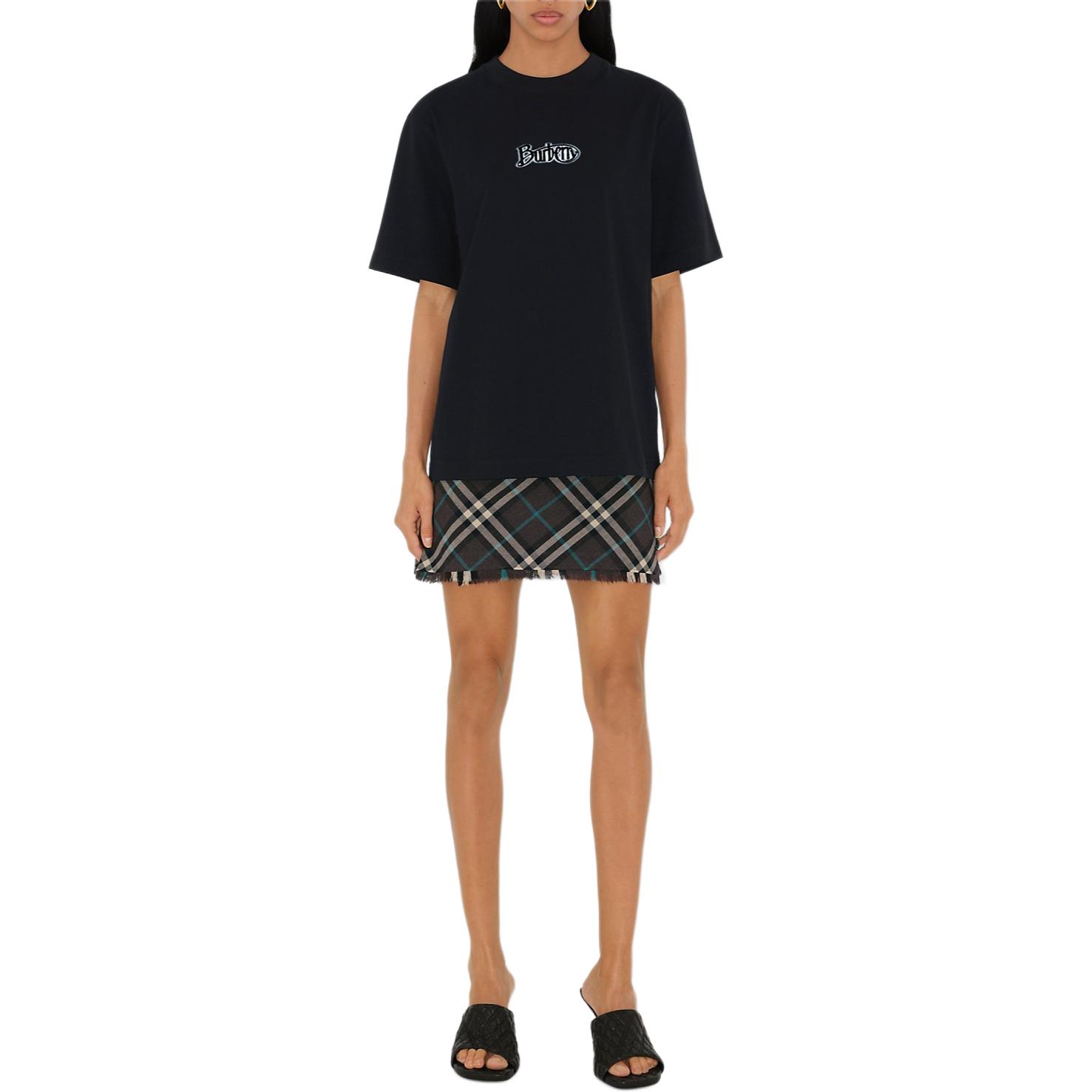 Lookbook (W) Burberry SS24 Camiseta Negra Logo Aterciopelado Cuello Redondo. 80982041