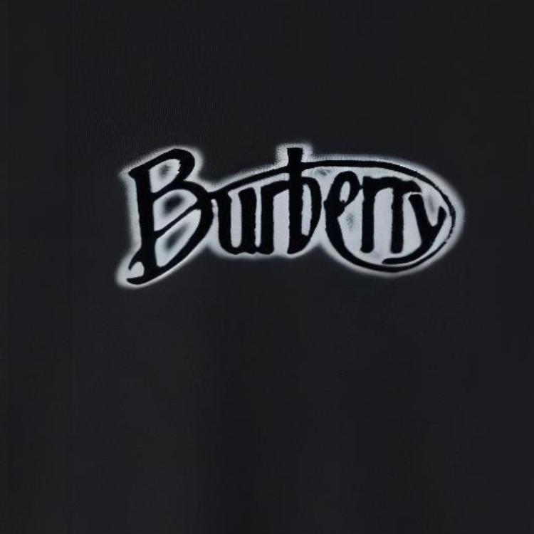 Sizing (W) Burberry SS24 Camiseta Negra Logo Aterciopelado Cuello Redondo. 80982041