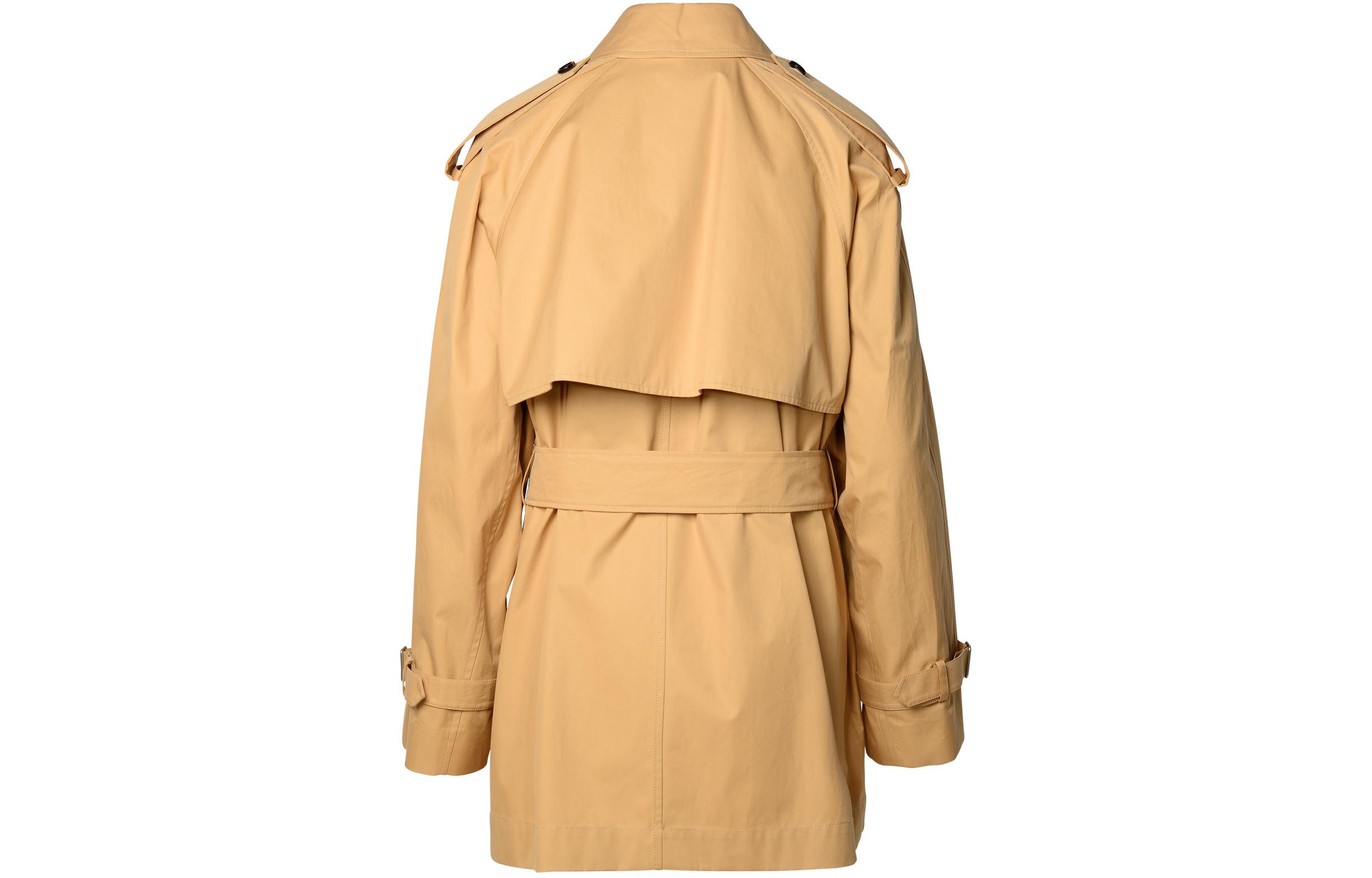 Lookbook (W) Burberry SS24 Gabardina Clásica Doble Botonadura Color Camello con Cinturón. 80897831