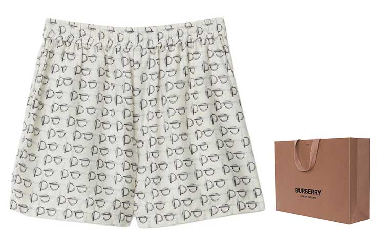 Shop (W) Burberry SS24 Celana Pendek Kasual Putih Bermotif dengan Saku Belakang. 80886431