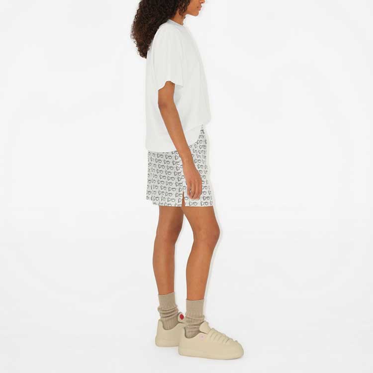 Sizing (W) Burberry SS24 Celana Pendek Kasual Putih Bermotif dengan Saku Belakang. 80886431