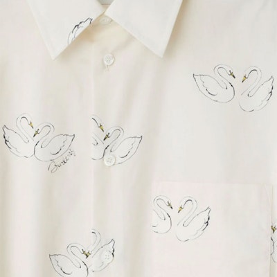 (W) Burberry SS24 Vestido Polo Blanco con Estampado de Cisne Manga Corta Mujer. 80961761 Lookbook (W) Burberry SS24 Vestido Polo Blanco con Estampado de Cisne Manga Corta Mujer. 80961761