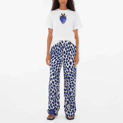 (W) Burberry Kaos Putih Strawberry Print Lengan Pendek Leher Crew Regular. 80893681 Lookbook (W) Burberry Kaos Putih Strawberry Print Lengan Pendek Leher Crew Regular. 80893681