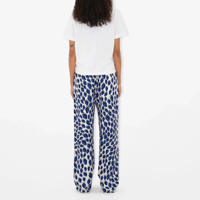 (W) Burberry Kaos Putih Strawberry Print Lengan Pendek Leher Crew Regular. 80893681 Shop (W) Burberry Kaos Putih Strawberry Print Lengan Pendek Leher Crew Regular. 80893681