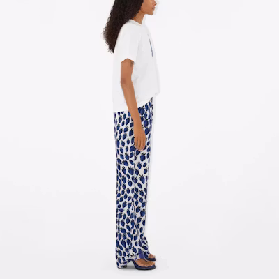 (W) Burberry Kaos Putih Strawberry Print Lengan Pendek Leher Crew Regular. 80893681 Purchase (W) Burberry Kaos Putih Strawberry Print Lengan Pendek Leher Crew Regular. 80893681