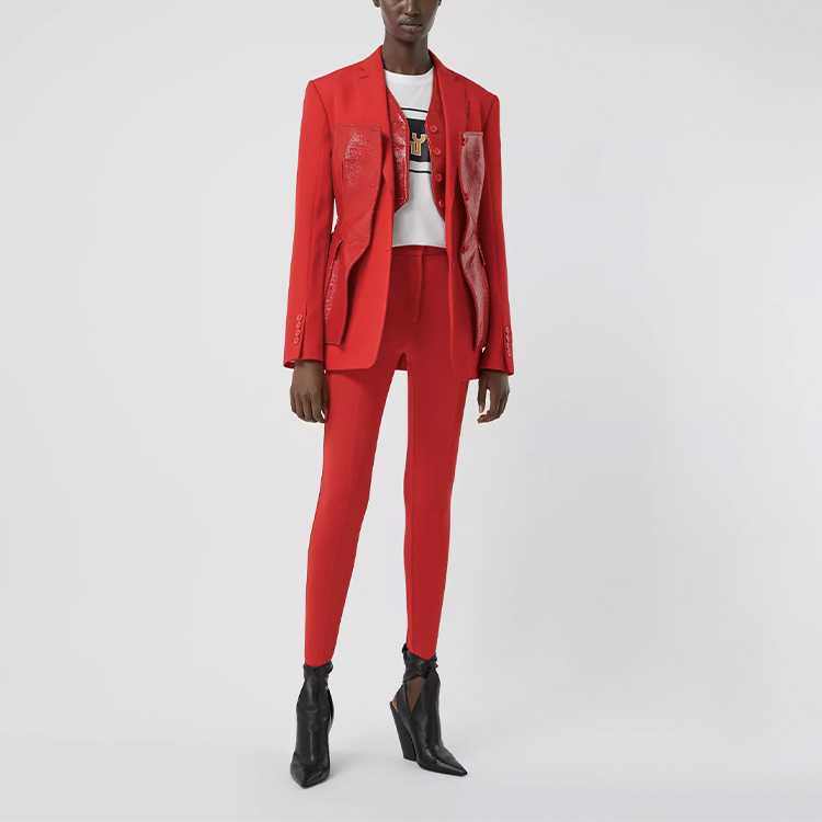 Lookbook (W) Pantalones Casuales de Sarga Elástica Burberry en Rojo Brillante 45663341