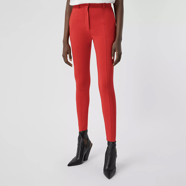 Shop (W) Pantalones Casuales de Sarga Elástica Burberry en Rojo Brillante 45663341