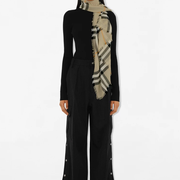 (Women) Burberry Striped Wool Scarf for Women in Light Sage Green. 80907241 圖 7