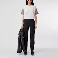 (W) 버버리 화이트 루즈핏 체크무늬 소매 디자인 티셔츠. 80427161 Lookbook (W) 버버리 화이트 루즈핏 체크무늬 소매 디자인 티셔츠. 80427161