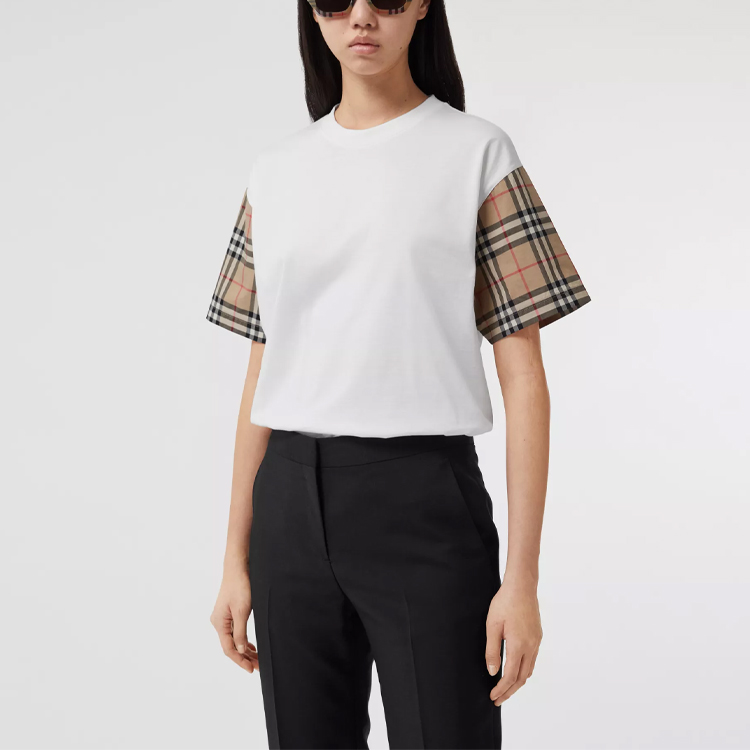 Shop (W) 버버리 화이트 루즈핏 체크무늬 소매 디자인 티셔츠. 80427161