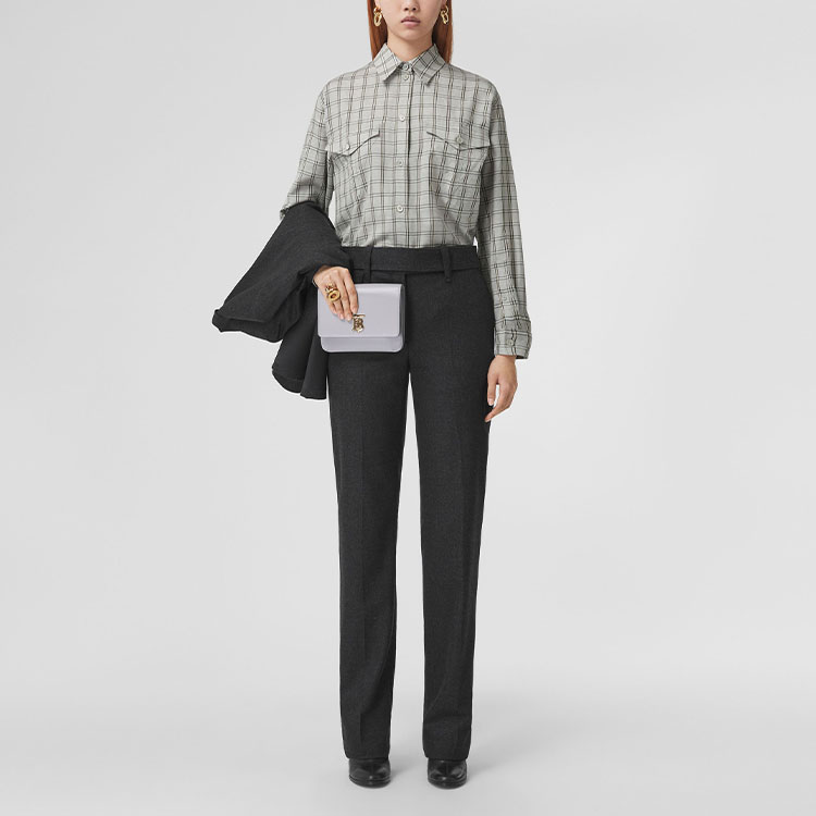 Lookbook (W) Burberry 女士灰色格紋寬鬆長袖襯衫。 80448081