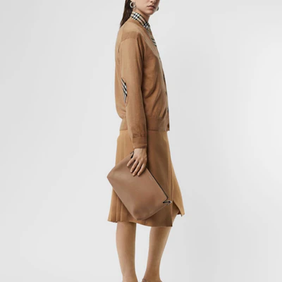 (W) Cárdigan de Punto de Lana con Cuello en V Burberry en Color Camel. 80079751 Details for (W) Cárdigan de Punto de Lana con Cuello en V Burberry en Color Camel. 80079751