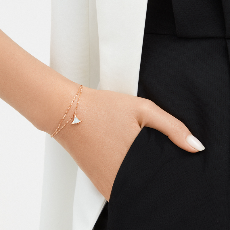 Lookbook (W) BVLGARI Divas'' Dream 玫瑰金手鍊搭配白色珍珠母吊墜. BR859360