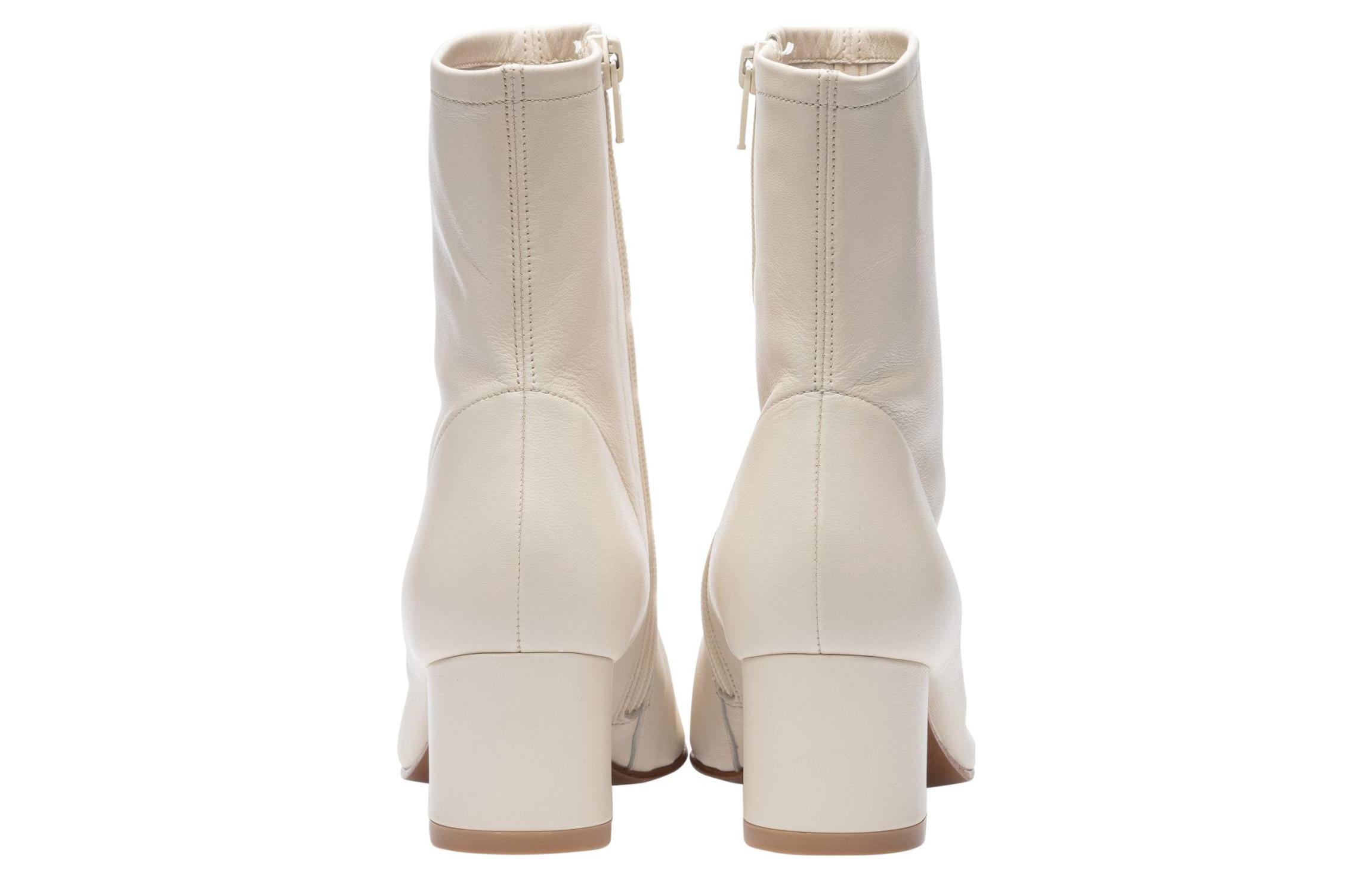 Shop (W) By Far But Kulit Fesyen Slip-On Buku Lali 'Putih' 1660305SWHTL