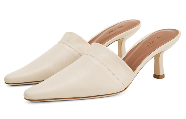 Shop (W) By Far Sepatu Mules Runcing 'Minimalis Kasual Krim' 21SSCYNMIVRCRE