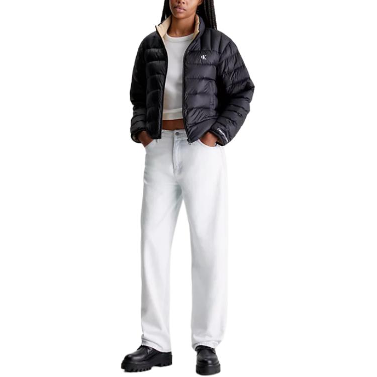 Lookbook (W) Calvin Klein 黑色短版羽絨外套，拉鍊設計與標誌領口。 J20J222585-BEH