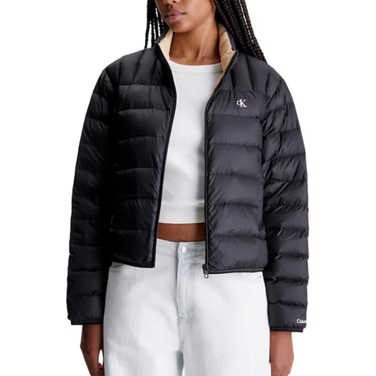 Shop (W) Calvin Klein 黑色短版羽絨外套，拉鍊設計與標誌領口。 J20J222585-BEH