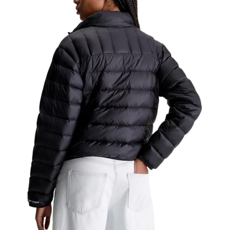 Purchase (W) Calvin Klein 黑色短版羽絨外套，拉鍊設計與標誌領口。 J20J222585-BEH
