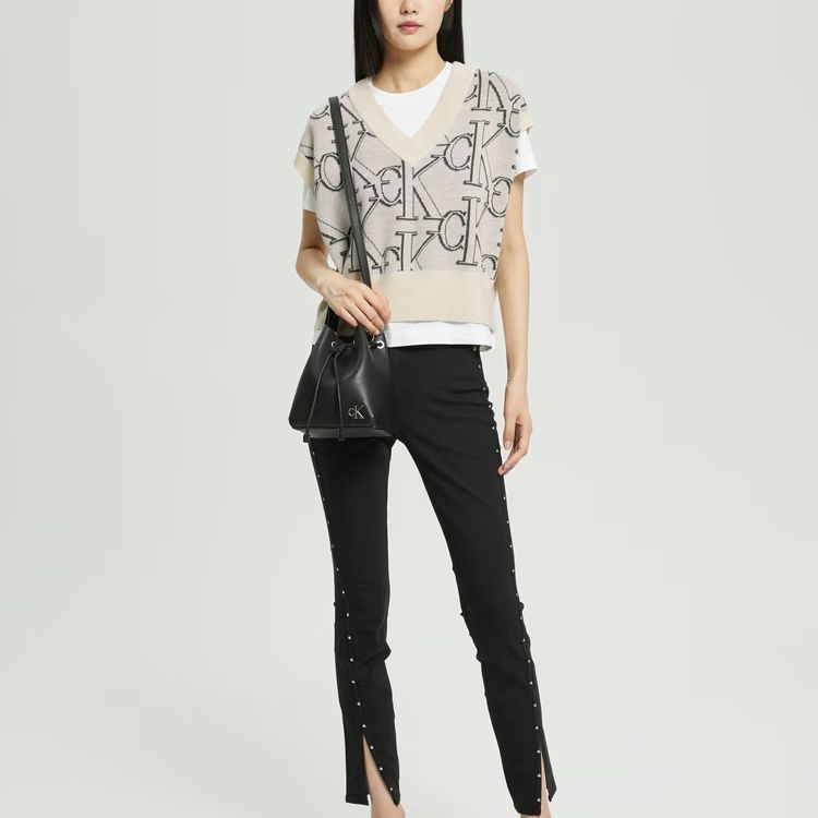 Lookbook (W) Calvin Klein 灰色提花V领无袖针织背心. J220099-ACF