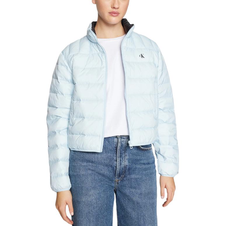 Sizing (W) カルバンクライン ソリッドライトブルーロゴプリント中綿ジャケット. J20J222585-CYR