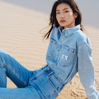 (W) Calvin Klein Kemeja Denim Longgar Biru Muda Gaya Vintage. J223472 Shop (W) Calvin Klein Kemeja Denim Longgar Biru Muda Gaya Vintage. J223472