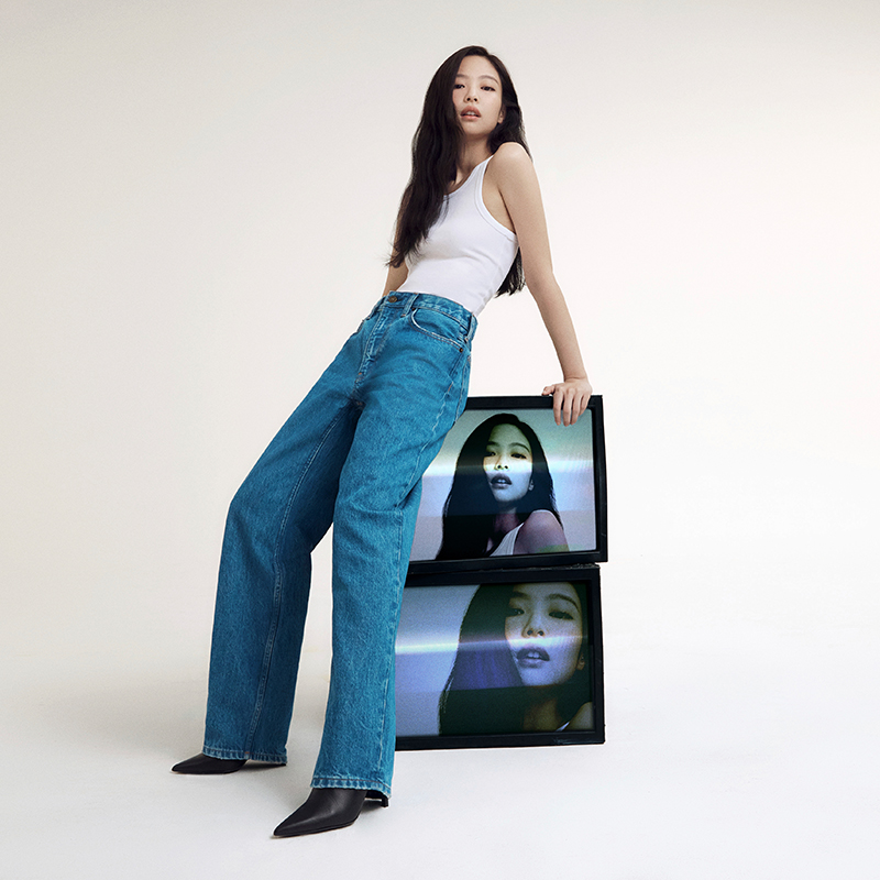 Lookbook (W) Calvin Klein Vintage Wide-Leg Jeans Biru Muda Kasual Esensial. 40WK819