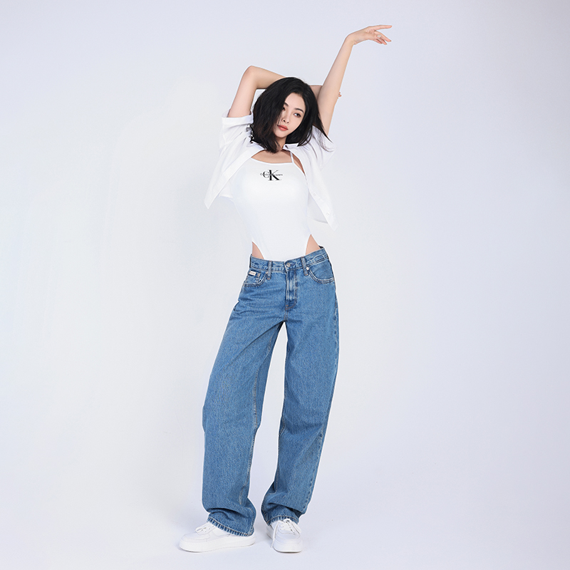 Shop (W) Calvin Klein Vintage Wide-Leg Jeans Biru Muda Kasual Esensial. 40WK819