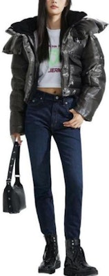 (W) Chaqueta con capucha gris de algodón bordada Calvin Klein Early Autumn para mujer. J221878-0GK Lookbook (W) Chaqueta con capucha gris de algodón bordada Calvin Klein Early Autumn para mujer. J221878-0GK