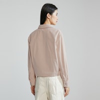 (W) Calvin Klein FW23 Camisa Roja de Manga Larga con Escote Cuadrado. J222387 Lookbook (W) Calvin Klein FW23 Camisa Roja de Manga Larga con Escote Cuadrado. J222387