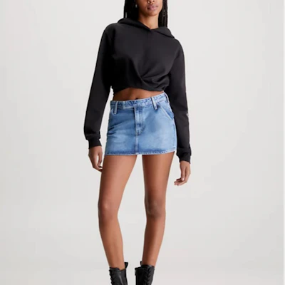 (W) 卡尔文克莱因女士黑色极简logo长袖休闲卫衣 J20J222551-BEH Lookbook (W) 卡尔文克莱因女士黑色极简logo长袖休闲卫衣 J20J222551-BEH