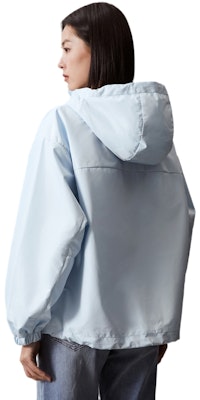 (W) Chaqueta Impermeable y Cortavientos CALVIN KLEIN SS24 para Camping y Senderismo. J223844 Sizing (W) Chaqueta Impermeable y Cortavientos CALVIN KLEIN SS24 para Camping y Senderismo. J223844