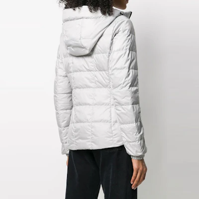 (W) カナダグース アボット ロゴ ライトダウン ジャケット シルバー 2220L-200 Shop (W) カナダグース アボット ロゴ ライトダウン ジャケット シルバー 2220L-200