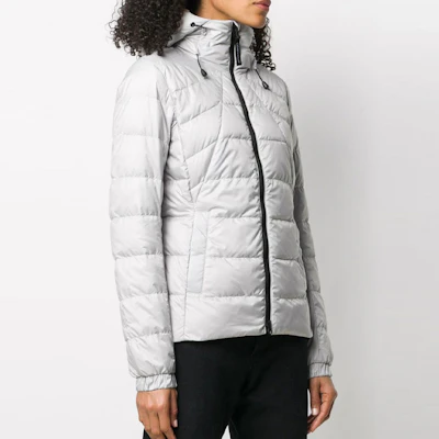 (W) カナダグース アボット ロゴ ライトダウン ジャケット シルバー 2220L-200 Purchase (W) カナダグース アボット ロゴ ライトダウン ジャケット シルバー 2220L-200