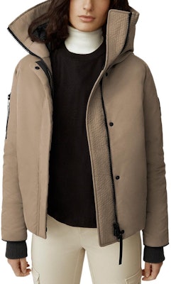 (W) Canada Goose Everleigh FW22 Jaket Pendek Pilot Warna Cokelat Pasir 3853WB-252 Order (W) Canada Goose Everleigh FW22 Jaket Pendek Pilot Warna Cokelat Pasir 3853WB-252