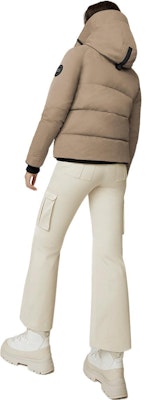 (W) Canada Goose Everleigh FW22 Jaket Pendek Pilot Warna Cokelat Pasir 3853WB-252 Lookbook (W) Canada Goose Everleigh FW22 Jaket Pendek Pilot Warna Cokelat Pasir 3853WB-252