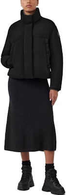 (W) Canada Goose FW23 Junction Black Label Chaqueta Parka Corta de Plumas - Negro. 2620WB-61 Lookbook (W) Canada Goose FW23 Junction Black Label Chaqueta Parka Corta de Plumas - Negro. 2620WB-61