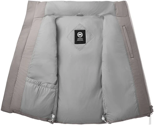 (W) Chaleco de plumas mujer Canada Goose Serie Pasteles con logo y cuello alto. 2614MB1-439 Lookbook (W) Chaleco de plumas mujer Canada Goose Serie Pasteles con logo y cuello alto. 2614MB1-439