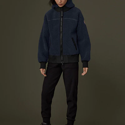 (W) 加拿大鹅 Simcoe 宽松版红标海军蓝抓绒连帽夹克。 7016L-63 Lookbook (W) 加拿大鹅 Simcoe 宽松版红标海军蓝抓绒连帽夹克。 7016L-63